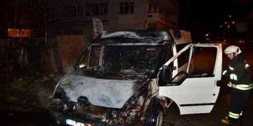 Park halindeyken yanan minibüs kullanılamaz hale geldi
