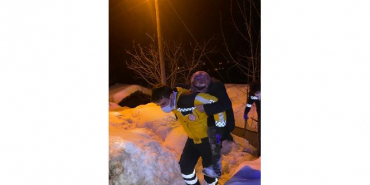 Sağlık Pehlivan'ı: Yaşlı kadını sırtında ambulansa taşıdı