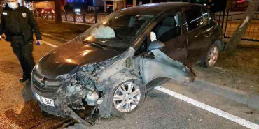 Samsun'da ağaca çarpan otomobilin sürücüsü yaralandı