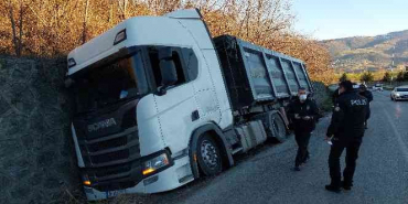 Samsun'da yoldan çıkan tır su kanalına devrildi