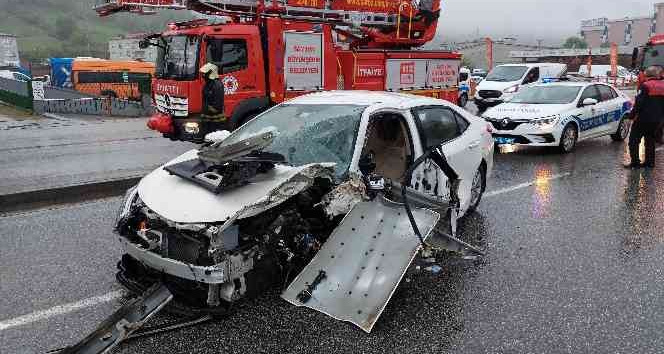 Ağaca çarparak hurdaya dönen otomobilden yaralı çıktılar