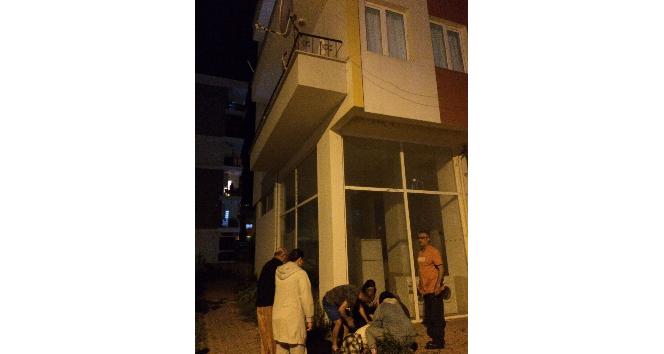 Kendini asan gence yoldan geçen polisler ve sağlıkçı eşi müdahale etti