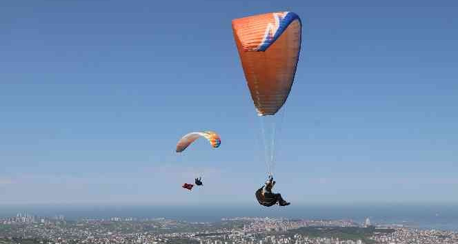 Paraşütçüler gökyüzünü Türk bayraklarıyla süsledi
