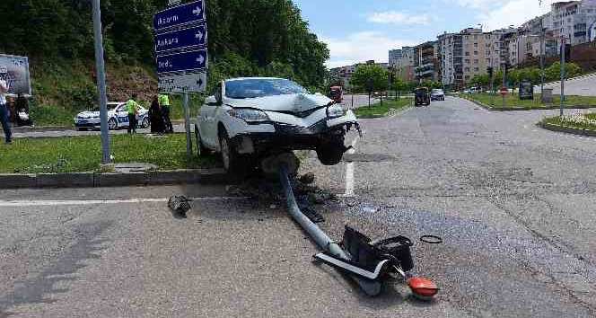 Samsun'da trafik lambasına çarpan otomobil hurdaya döndü