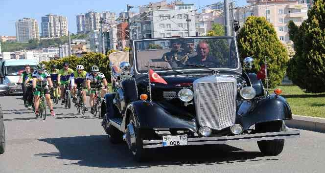 Yunanistan'dan Samsun'a pedallayan bisikletçilere davullu zurnalı karşılama