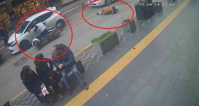 Motosikletin kadına çarpma anı kamerada