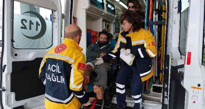 Polis memuru kendini bıçaklayan şahsı vurdu