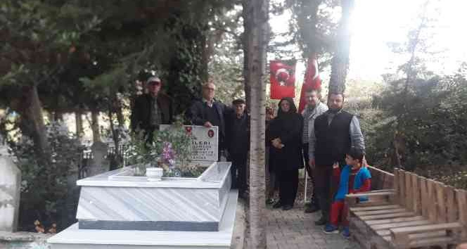 Şehit asker kabri başında anıldı
