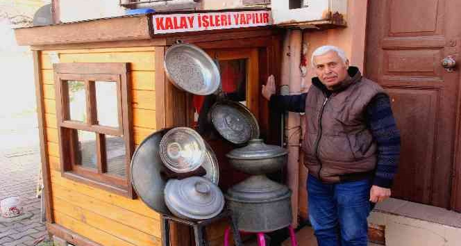 1,5 metrelik dükkanda 41 yıldır kalay yapıyor