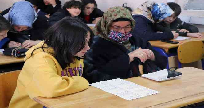 Anneanneler torunlarıyla aynı sırada sınava girdi