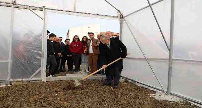 Başkan Demir, öğrencilerin sera talebini yerine getirdi