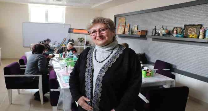 Ev hanımı, evinde hobi olarak başladığı geri dönüşüm sanatında usta öğretici oldu