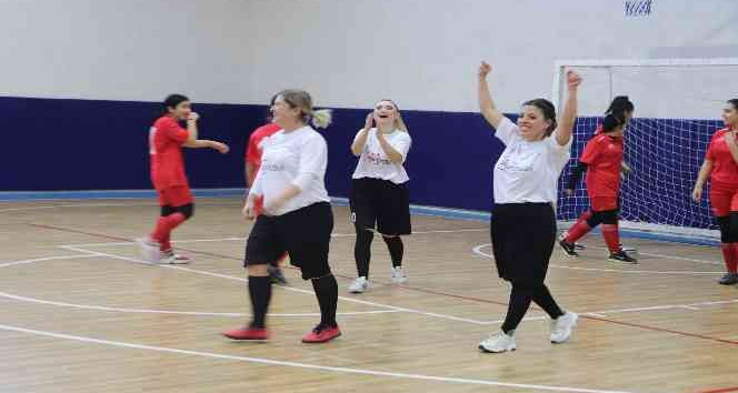 Kadın öğretmen ve öğrenciler bağımlılığa ‘futbol' oynayarak dikkat çekti