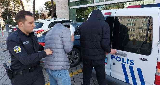 Kamyonetin arka kapısını çalıp satmaya 2 tutuklama