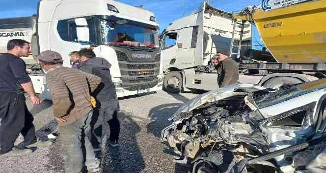 Otomobil tıra arkadan çarptı: 3 yaralı