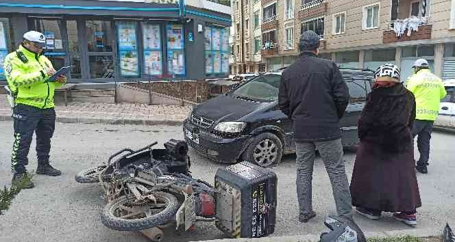 Otomobilin çarptığı kurye yaralandı