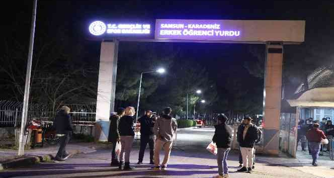 Yemeklerden zehirlendiklerini iddia eden öğrenciler eylem yaptı