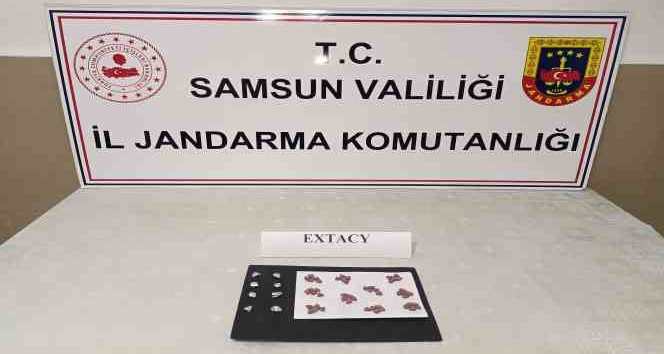 Aracında 8 paket halinde zulalanmış uyuşturucu hapla yakalandı