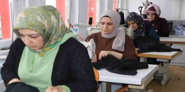 Bağışlanan kumaşlarla depremzedelere kışlık eşofman takımı üretiyorlar