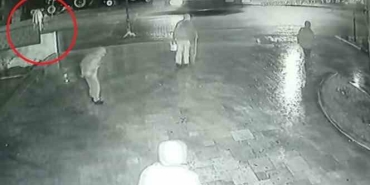 Cami çıkışı minibüs çarptı: Kaza anı kamerada