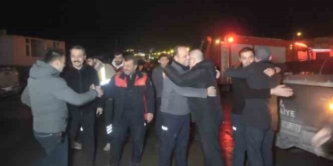 Deprem bölgesinde 19 kişiyi sağ kurtaran itfaiyeciler Samsun'a döndü