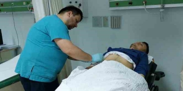 Elindeki tüfek düşünce kazara kendini vurdu