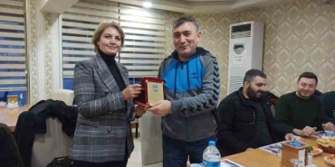 Emekliye ayrılan polis memuruna veda yemeği