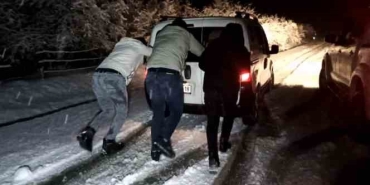 Nebiyan Dağı beyaza büründü, araçlar yollarda kaldı