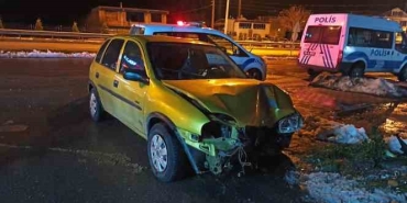 Otomobil aydınlatma direğine çarptı: 1 yaralı