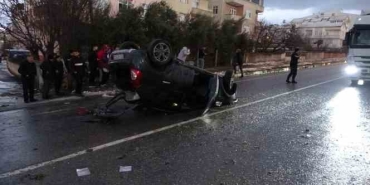 Otomobil karşı şeride geçip takla attı: 2 yaralı