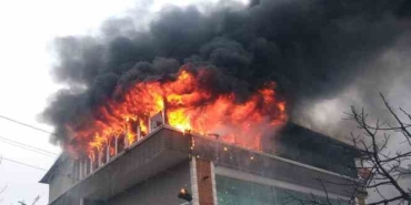 Samsun'da apartmanın çatı katı alev alev yandı