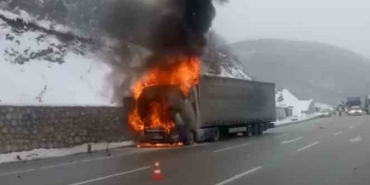 Samsun'da motor yağı yüklü tır alev alev yandı