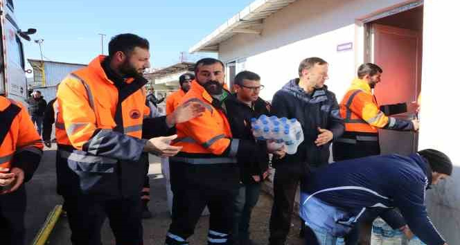 Temizlik personellerinden depremzedelere yürek ısıtan yardım