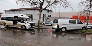 Yolcu minibüsü ile ticari araç çarpıştı: 1 yaralı