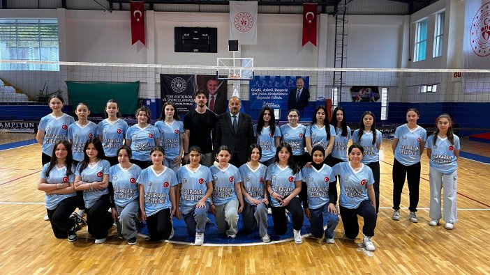 aa-20250418-37667960-37667958-salipazari-belediye-baskani-baskan-karaca-spor-etkinliklerine-katilan-genclerle-bulustu.jpg