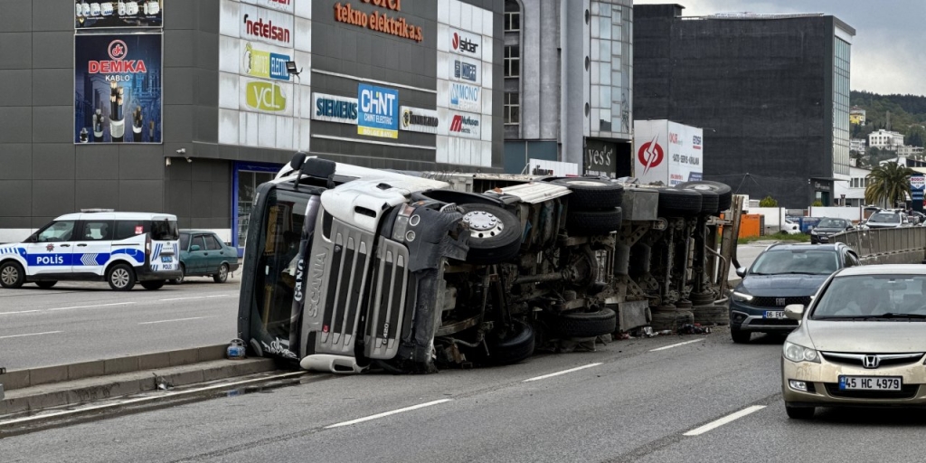 Tekkeköy'de devrilen tırın sürücüsü yaralandı