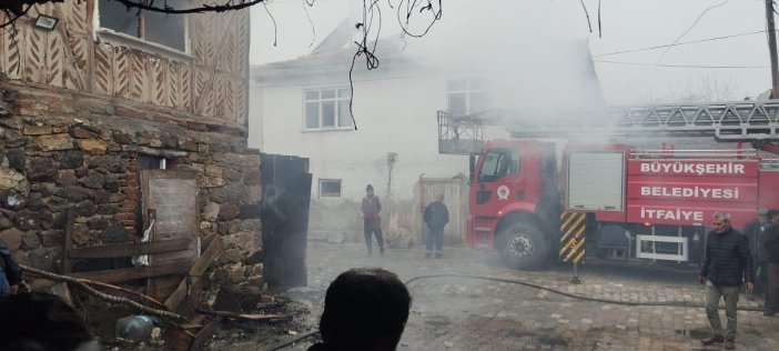 aa-20250408-37570020-37570019-ladikte-cikan-yanginda-ahsap-ev-kullanilmaz-hale-geldi.jpg