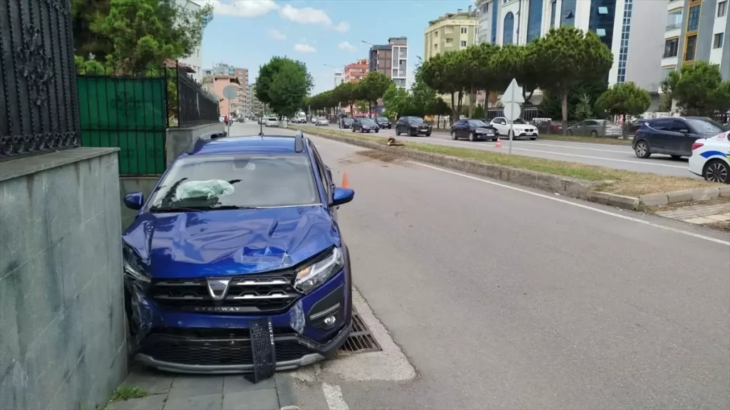 Atakum'da Otomobil Jandarma Komutanlığı Duvarına Çarptı: Sürücü Yaralandı