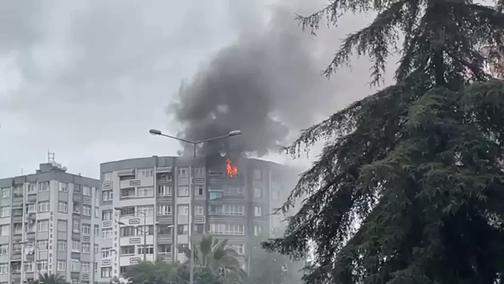 Samsun'da Bir Binanın En Üst Katında Yangın Çıktı