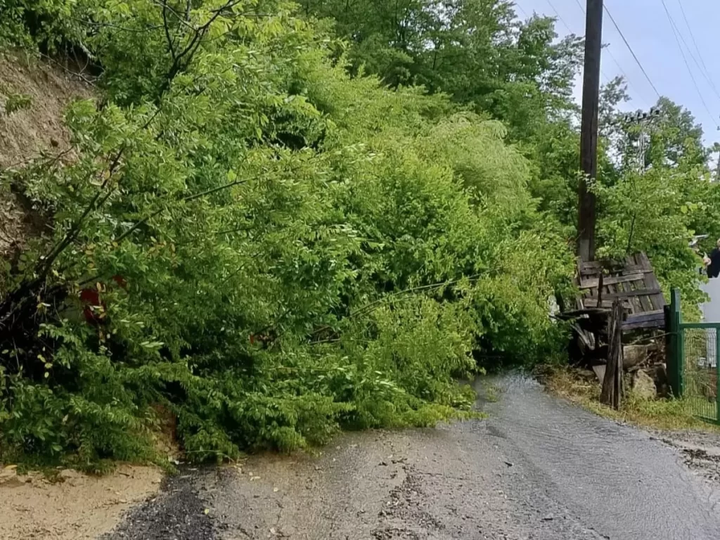 Samsun'da Heyelan Sebebiyle Mahalle Yolu Kapandı