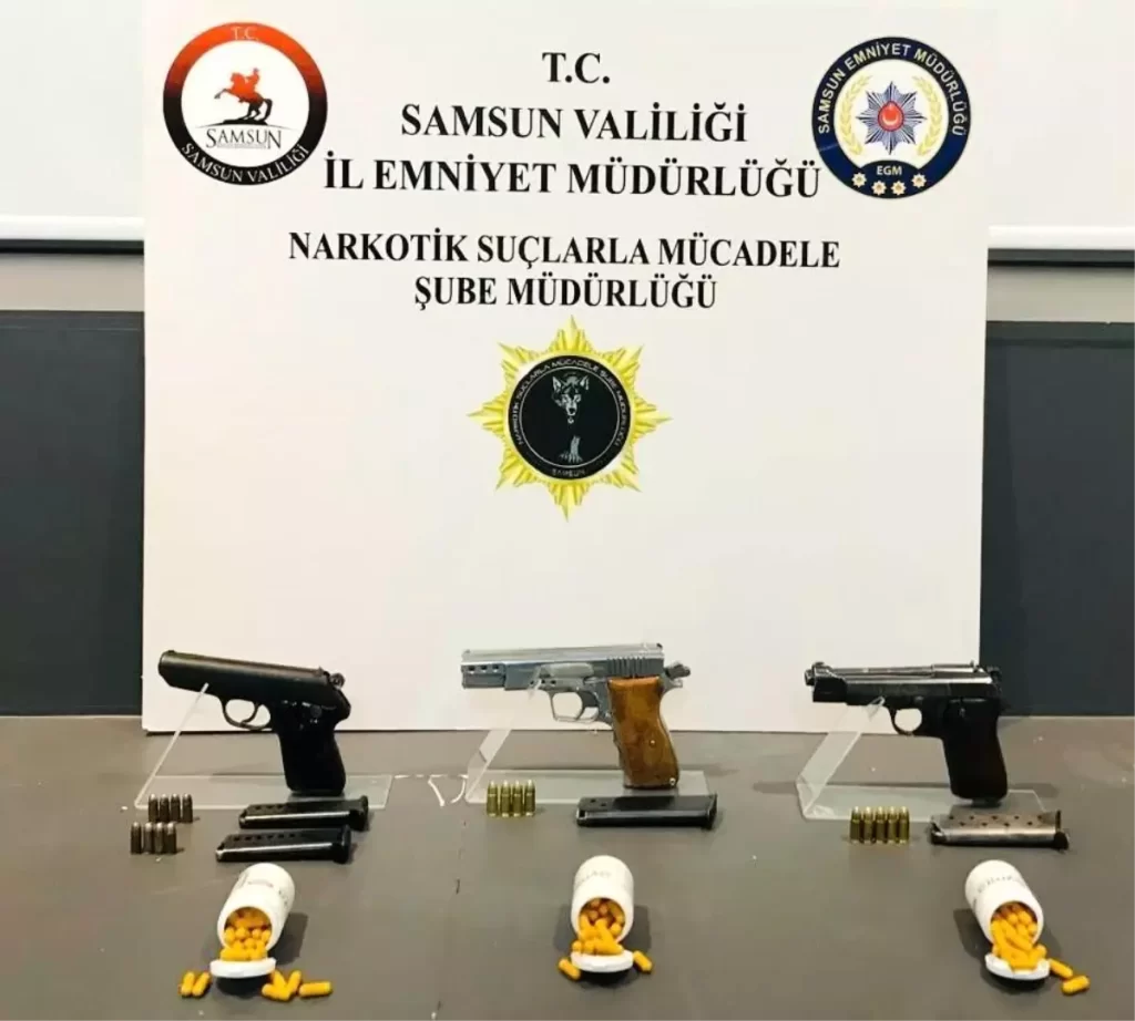 Samsun'da İki Kişinin Evinde Silah ve Uyuşturucu Hap Ele Geçirildi