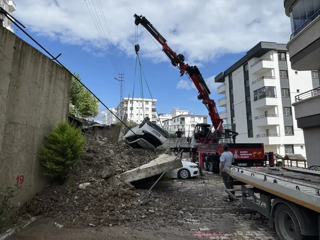 Samsun'da İstinat Duvarı Çöktü, 4 Araç Hasar Gördü