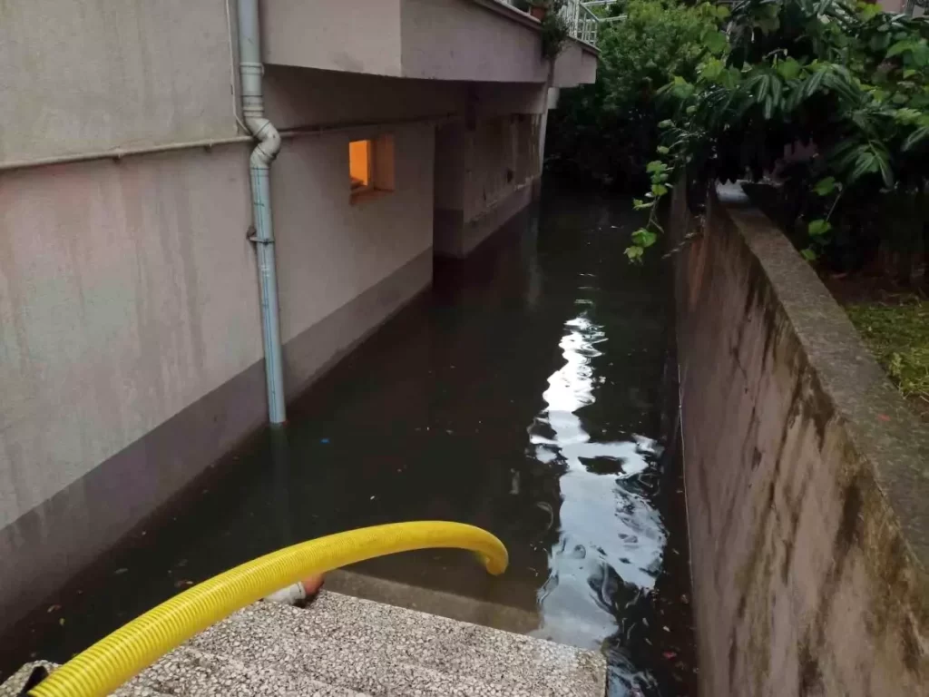 Samsun'da Kuvvetli Yağış Sonrası Apartmanlar Su Bastı