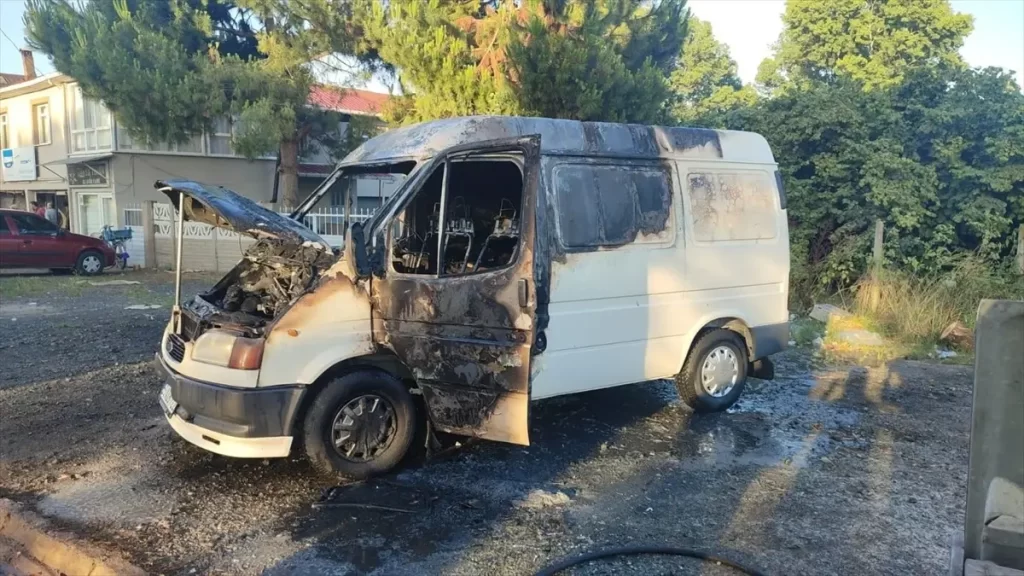 Samsun'da Park Halindeki Minibüste Yangın Çıktı