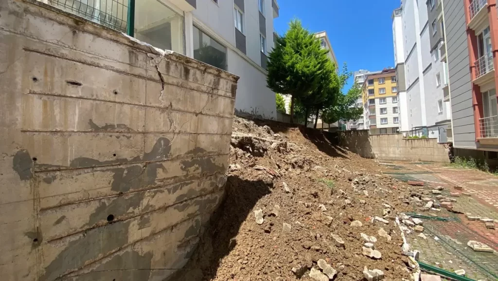 Samsun'da Sağanak Nedeniyle Sitenin İstinat Duvarı Çöktü