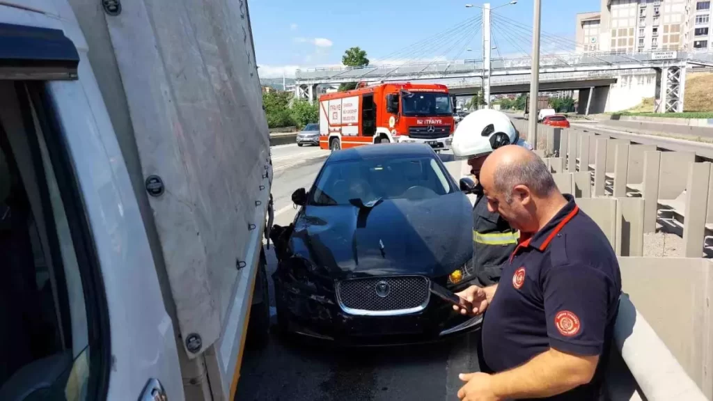 Samsun'da Trafik Kazası: Kamyon ile Otomobil Çarpıştı