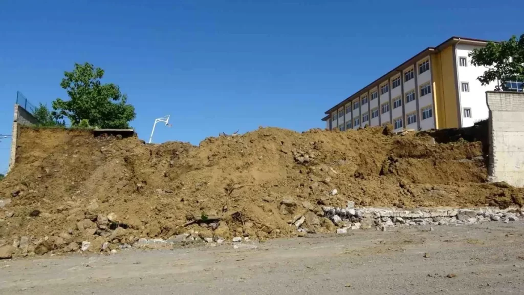 Samsun'da Yıkılma Riski Taşıyan Okul Duvarı Kontrollü Olarak Yıkıldı