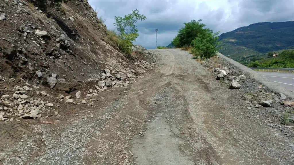 Samsun'un Ayvacık ilçesinde toprak kayması