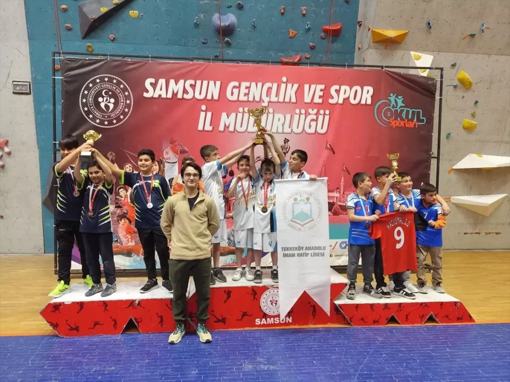 Tekkeköy Anadolu İmam Hatip Lisesi Öğrencilerinden Yarışmalarda Başarı