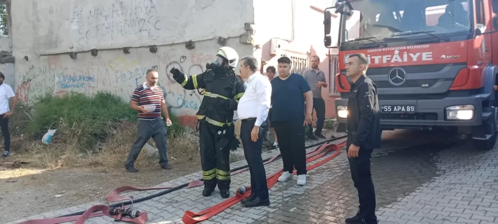 Vezirköprü'de Yangın: Ahşap Ev Kullanılamaz Hale Geldi